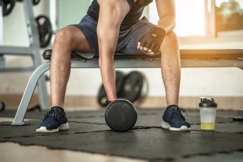 Mand træner i fitnesscenter 