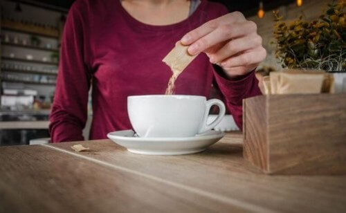 Kvinde kommer sukker i kaffen