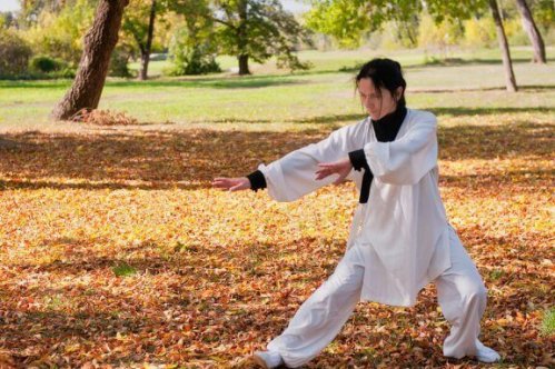 kvinde der laver Tai Chi