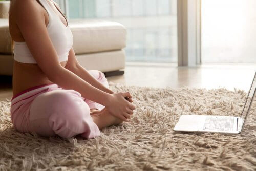 kvinde der laver udstrækningsøvelser for at lindre smerter i lysken