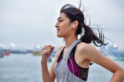 Kvinde løber for at rense sindet