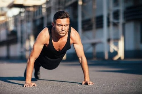 Armbøjninger til at træne dine triceps og brystmuskler
