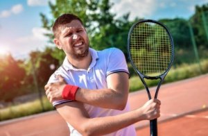 tennisspiller med ondt i skulderen