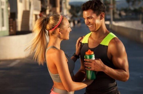 Træningspar smiler til hinanden