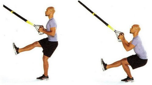 Mand laver pistol-squats med TRX
