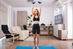 Hvordan du udfører military press med håndvægte