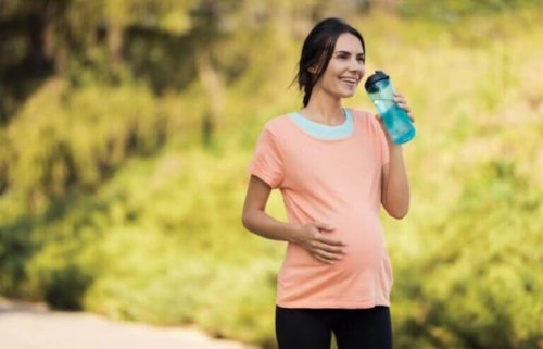 gravid kvinde udenfor