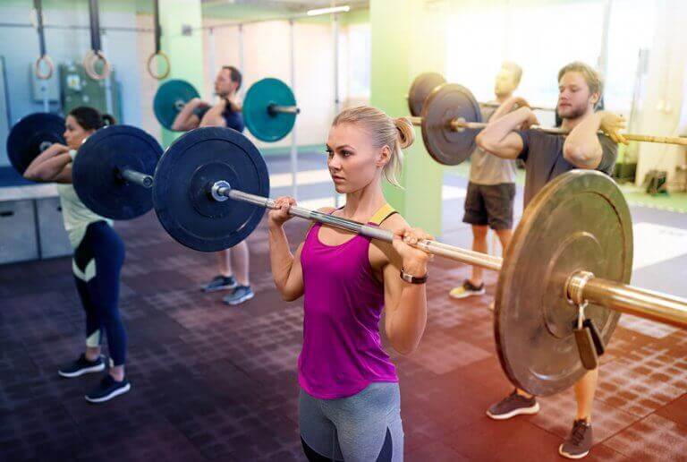 gruppe der træner med vægtstænger