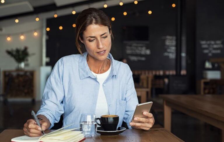kvinde der drikker kaffe