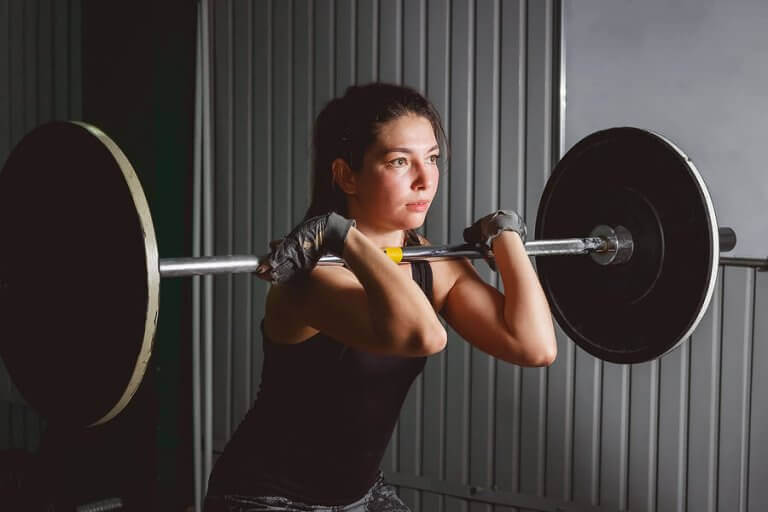 kvinde der laver barbell front squat
