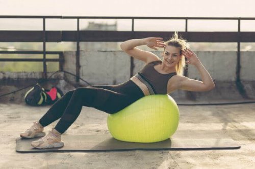 kvinde der træner på en bold