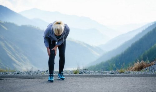 kvinde med ondt i knæet under løb