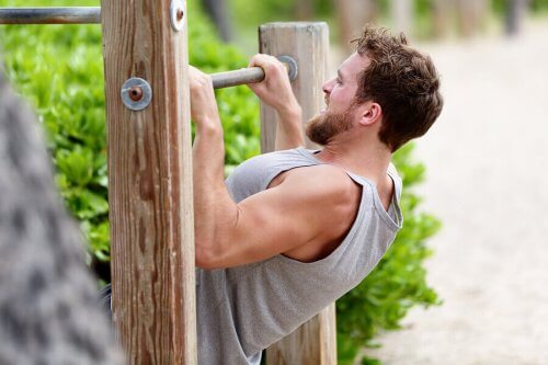 mand der laver pull-ups udenfor