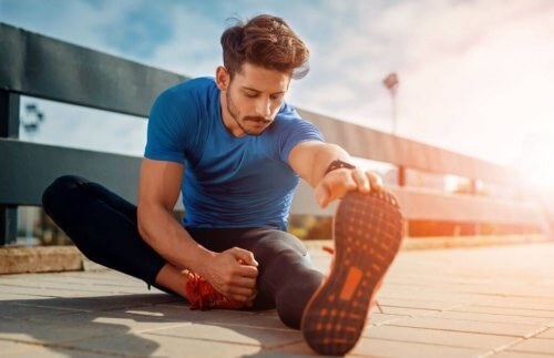 Mand laver strækøvelser efter træning
