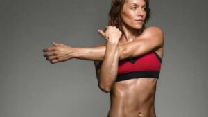 stræk armen ind foran brystet