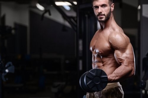 Stærk mand løfter håndvægt