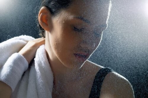 Atlet holder fokus under sport