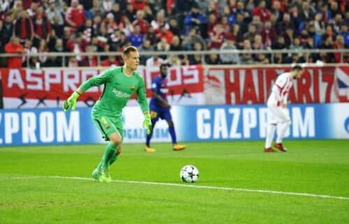 Fodboldkamp med mange tilskuere