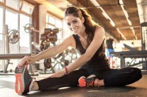 glad kvinde strækker ud