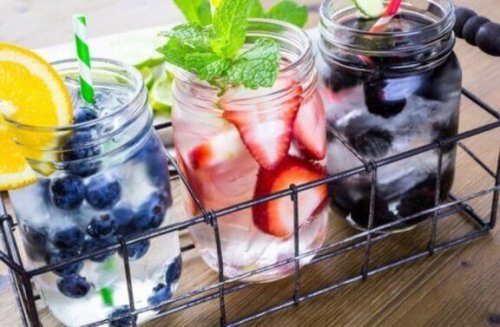 glaskrukker med vand og bær