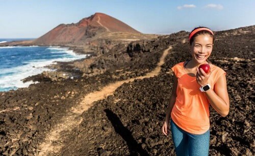 Kvinde spiser et æble udenfor