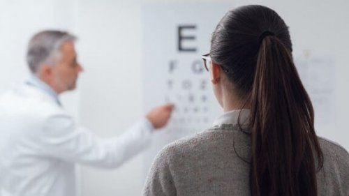 kvinde til synsprøve