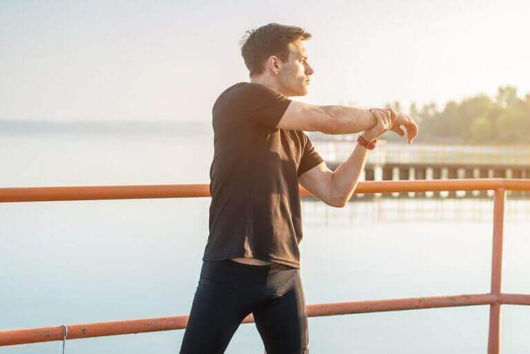 mand, der strækker ud