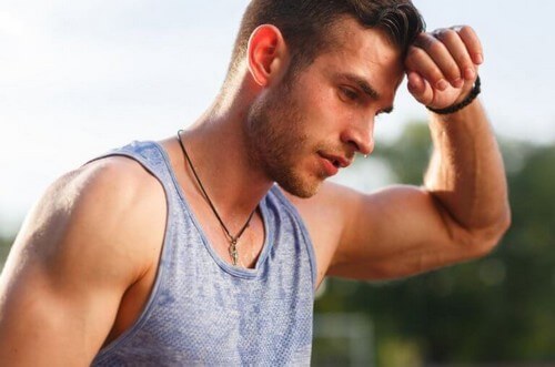 Mand er træt og udmattet efter at have dyrket sport