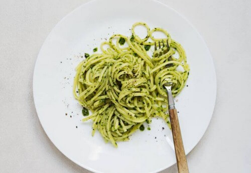 Ret med pasta og broccolipesto