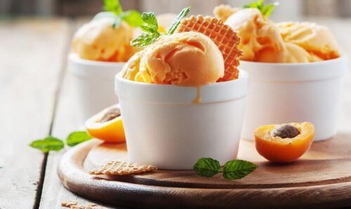 Hjemmelavet is med frugt