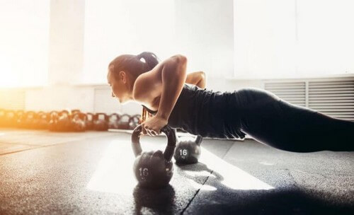 Træning med kettlebells: Armbøjninger