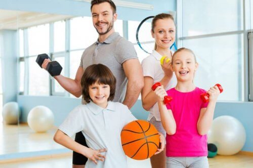 familie med forskellige redskaber i fitness