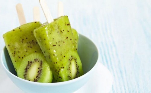 Hjemmelavede ispinde med kiwi