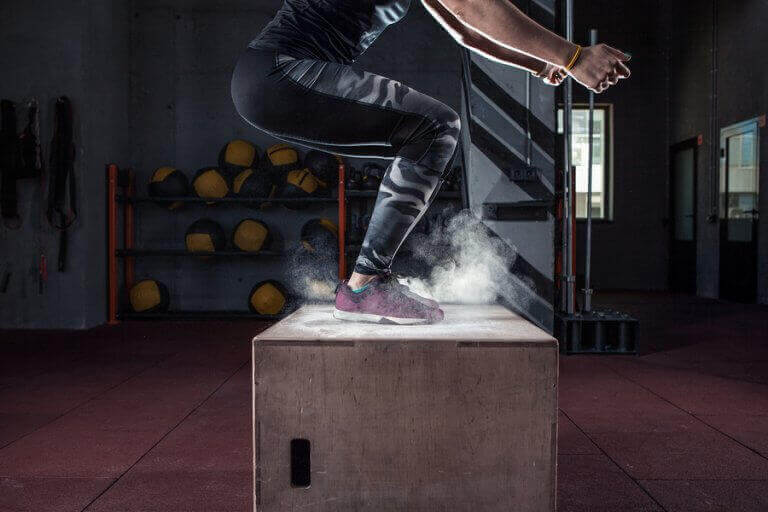 kvinde der laver box jump