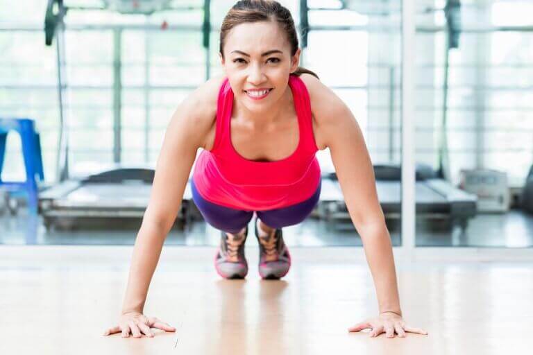 kvinde klar til at lave push-ups