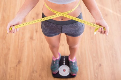 kvinde på vægt med målebånd