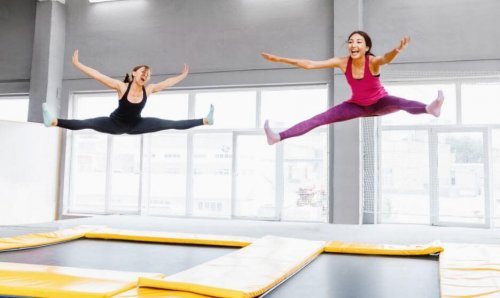 kvinder der hopper på trampolin