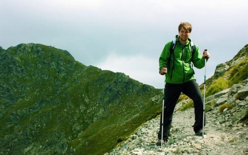 Mand vandrer i bjergene