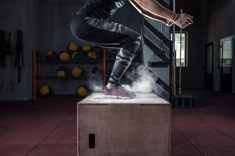 person der laver box jumps