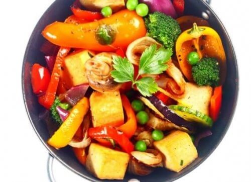 Salat med mange forskellige ingredienser