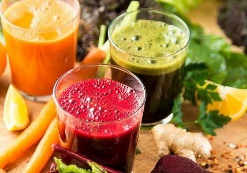 Drik smoothies og vand efter en dag på stranden