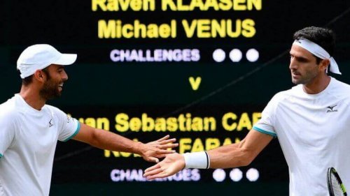 tennisspillere der giver hinanden hånden