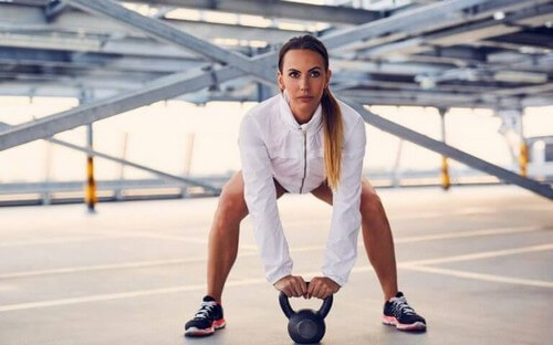 Kvinde træner med en kettlebell
