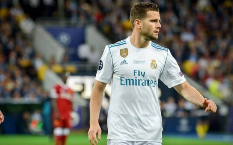 fodboldspiller på banen