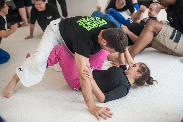 folk der træner kampsport