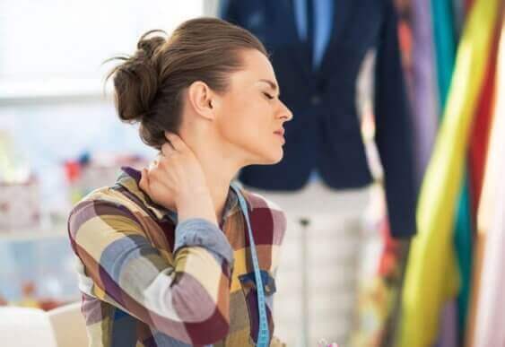 kvinde med ondt i nakken