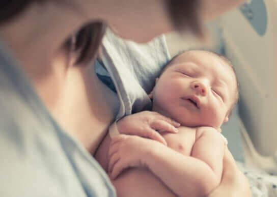 lille baby i mors arme