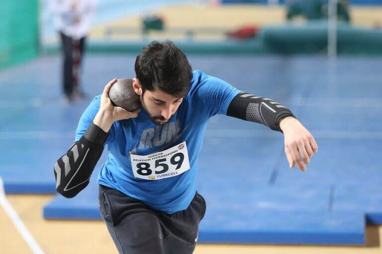 mand der laver kuglestød