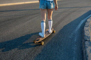 en pige på longboard som brætsport