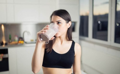 kvinde der drikker en smoothie med valleprotein